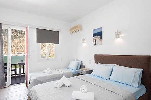 Chambre à deux espaces avec lit double et lits simples