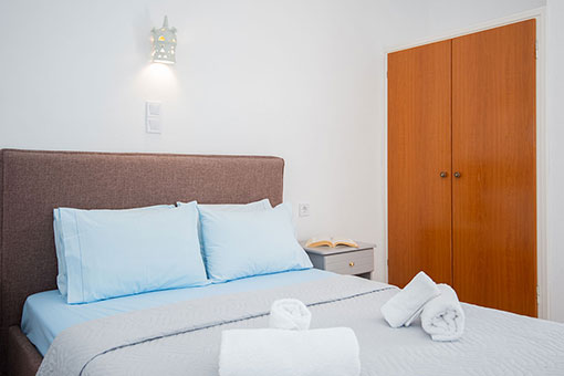Υπνοδωμάτιο διαμερίσματος με διπλό κρεβάτι