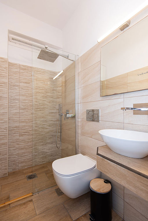 Camera doppia con bagno moderno