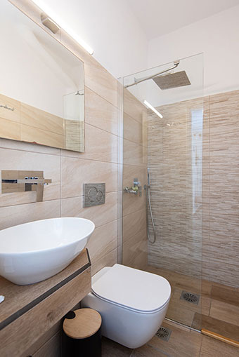 Modernt badrum i enkelrummet