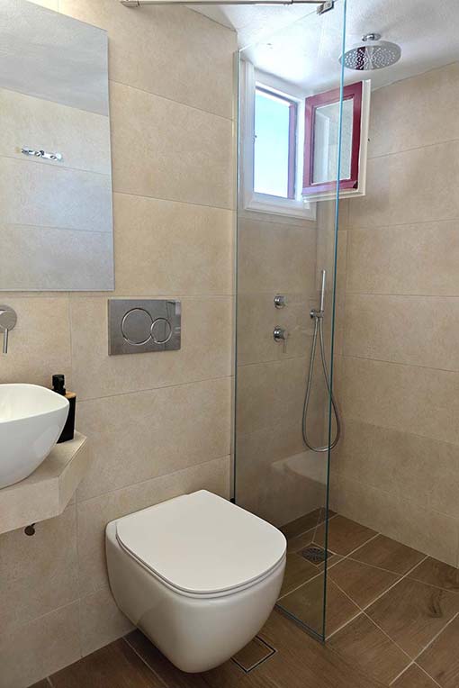 Salle de bain d'une chambre triple