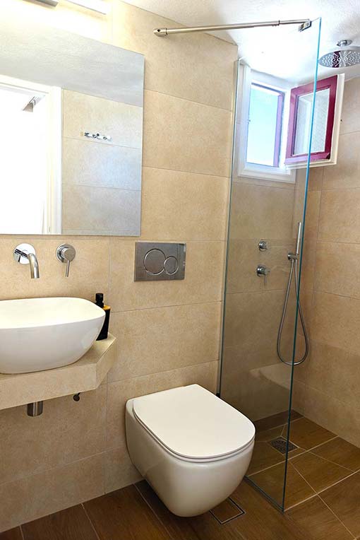 Salle de bain d'une chambre triple
